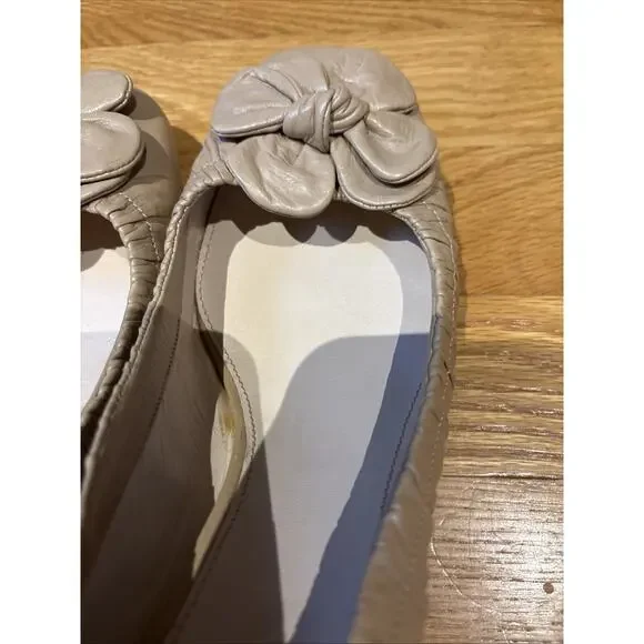 PRADA Nude tan Leather Gold Trim Chunky Heel Pump Flower Embellishment 38 1/2 8 - Picture 11 of 16